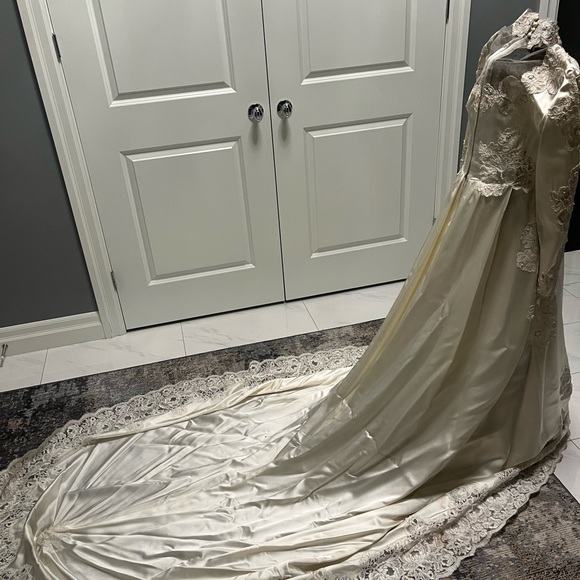 Classic vintage wedding dress with train size extra small off white - Picture 6 of 12